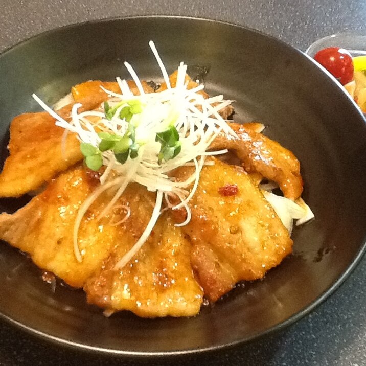 簡単でおいしい‼︎ピリ辛サムギョプサル丼